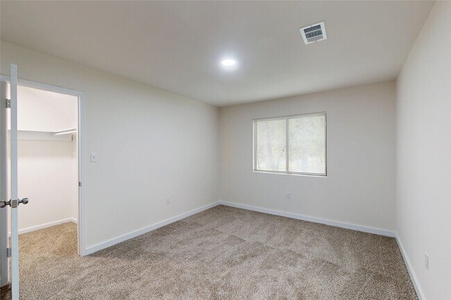 Building Photo - 2218 Poplar Park Dr