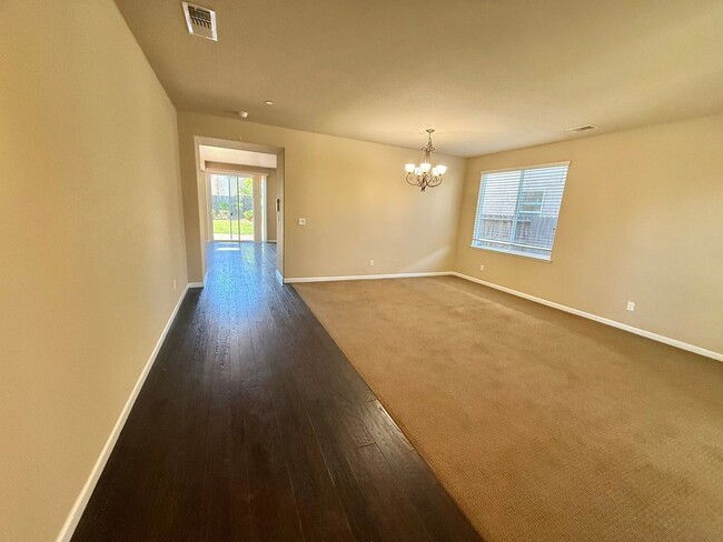 Building Photo - Charming 4 Bedroom Home in Springlake