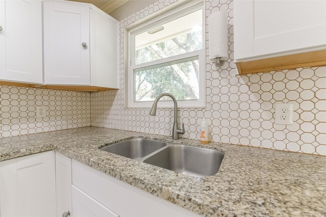 Building Photo - 2502 Drummer Dr