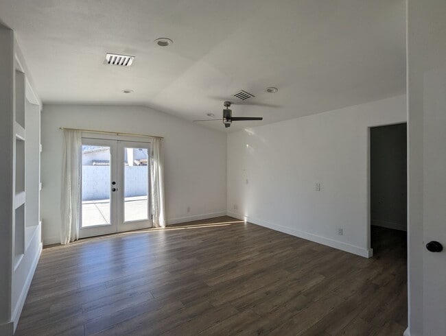 Building Photo - Beautiful Three Bedroom