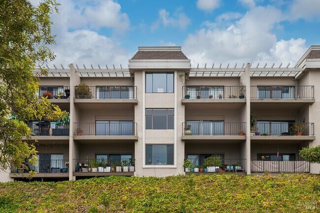Building Photo - 80 Lincoln Dr