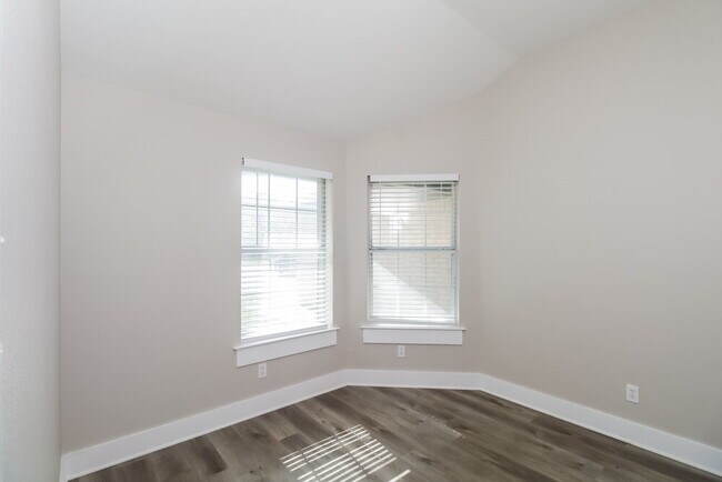 Building Photo - 601 E 6th St