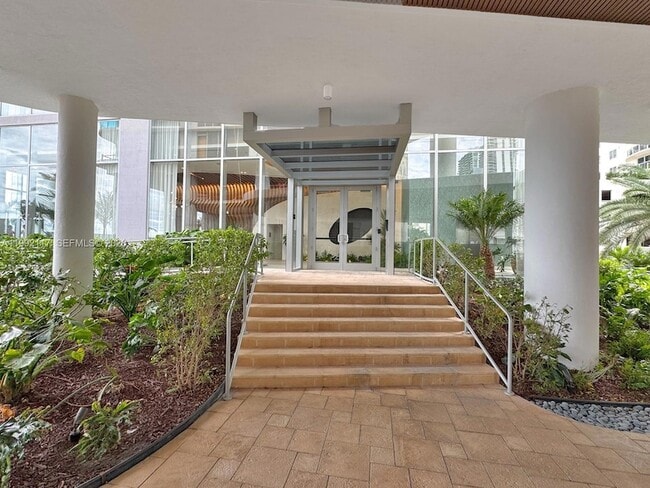 Building Photo - 711 NE 23rd Terrace