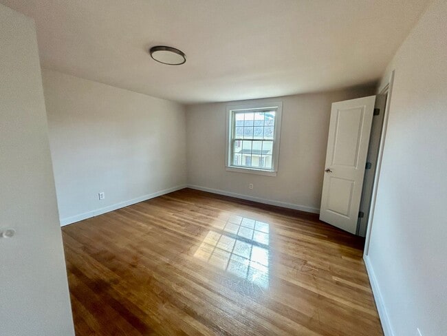 Building Photo - 2 Bedroom In Meadowthorpe !