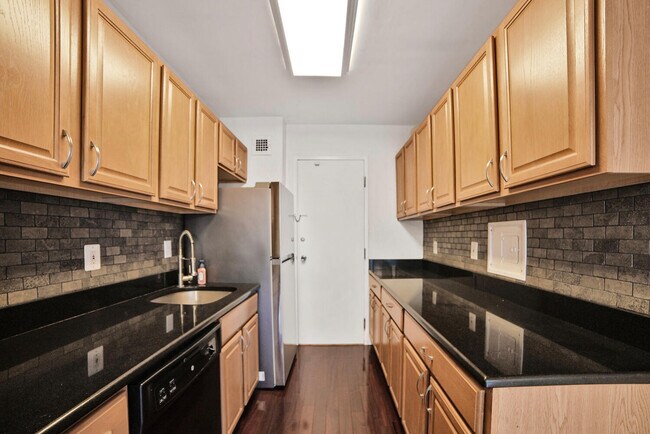 Building Photo - 10401 Grosvenor Pl