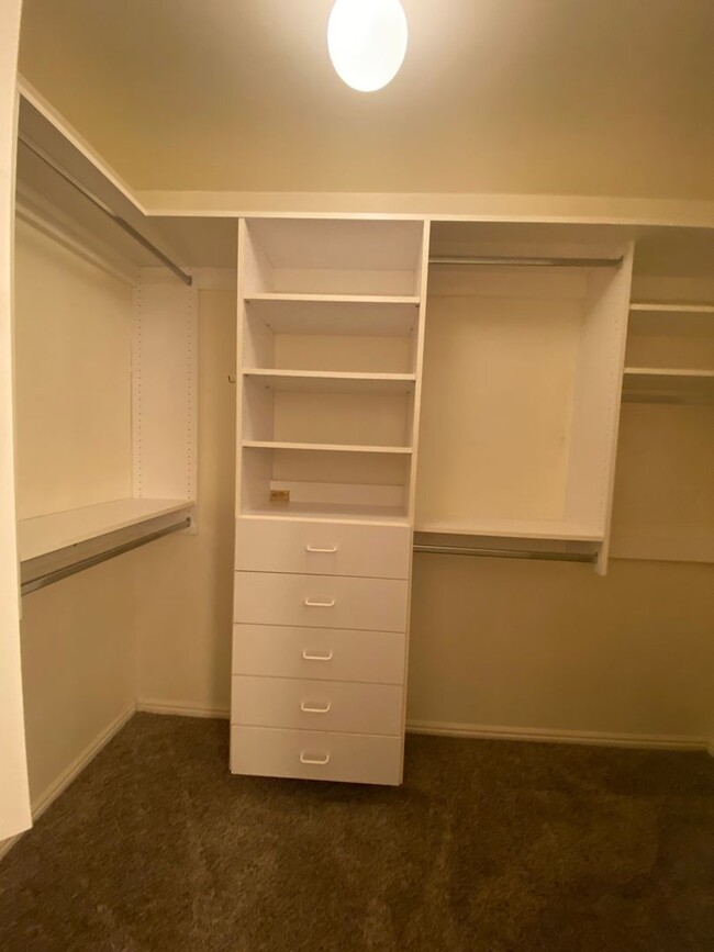 Building Photo - 3 bed 2 bath in nice neighborhood