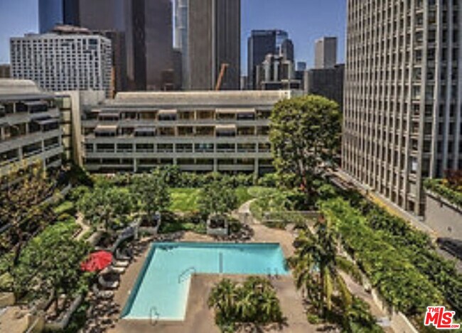 Building Photo - 121 S Hope St