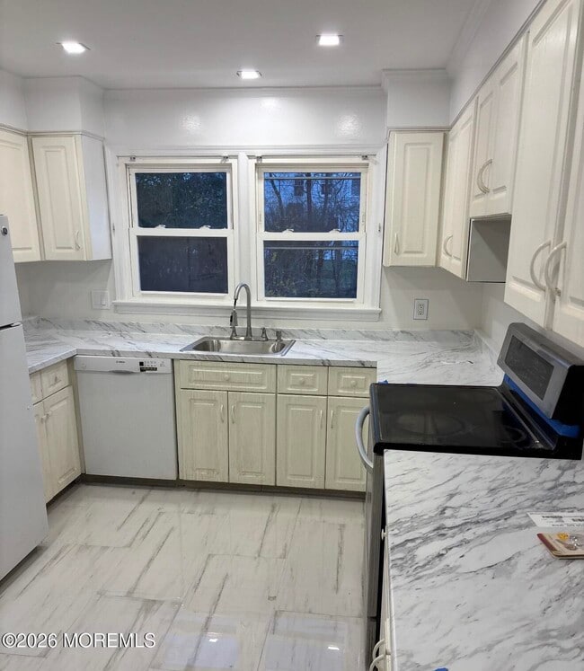 Building Photo - 600 N Edgemere Dr