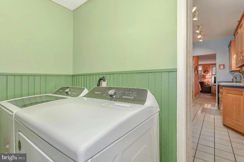 Building Photo - 340 E Locust St