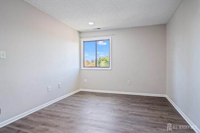 Building Photo - 607 Ravens Crest Dr