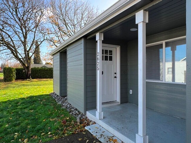 Building Photo - 3Bd/2Ba Two Story House - Available Now!