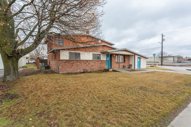 Building Photo - 10623 E Montgomery Ave