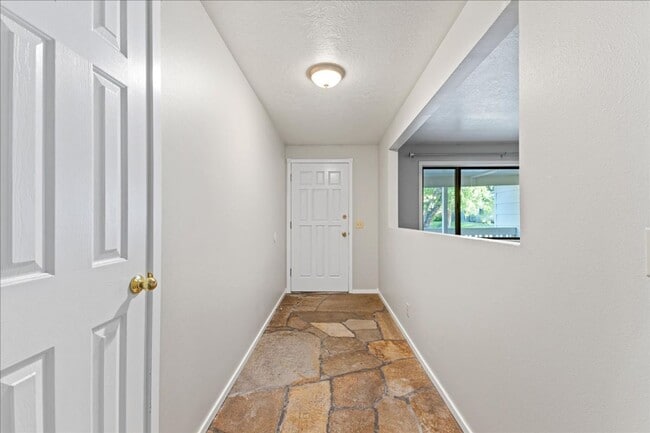 Building Photo - North End 3 Bedroom 2 Bathroom Home