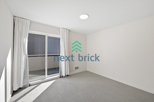 Building Photo - "Charming 3-Bedroom Townhouse Retreat in the Heart of Seattle - 3104C SW Avalon Way!"
