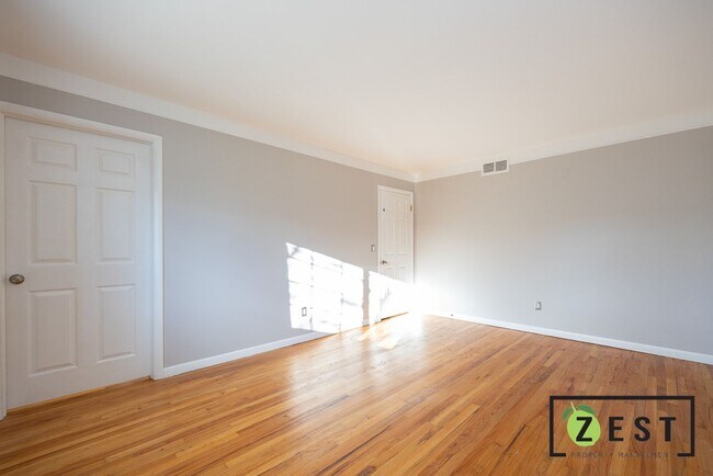 Building Photo - Beautiful 2 Bed 1.5 Bath Townhome available August 15th!