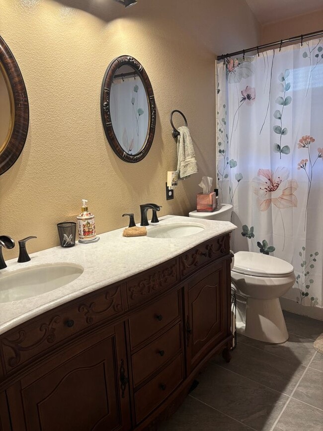 Building Photo - Unfurnished 3 bedroom 2 bath Home