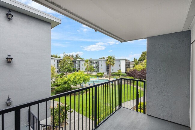 Building Photo - 960 Shorepoint Ct