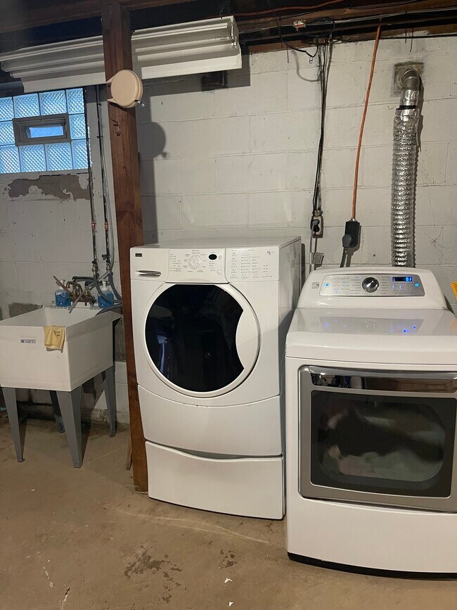 Washer/dryer in basement. Brand new utility sink. - 1630 Fiat St
