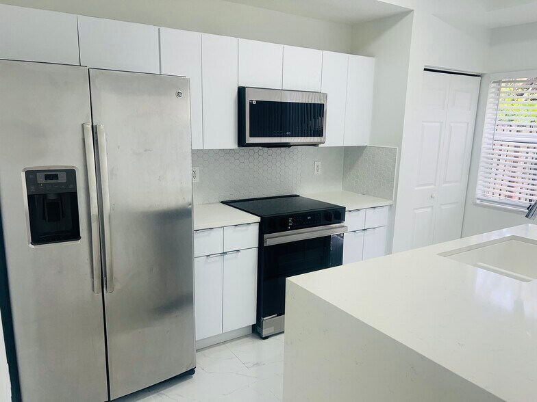 Building Photo - 4934 White Mangrove Way E