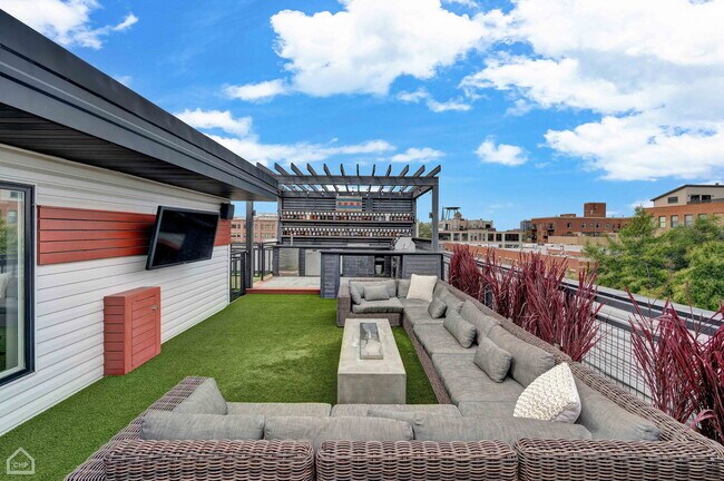 Building Photo - 1312 W Madison St