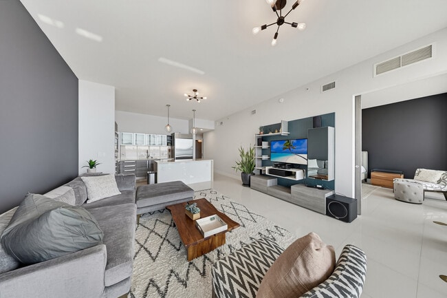Building Photo - 2020 N Bayshore Dr