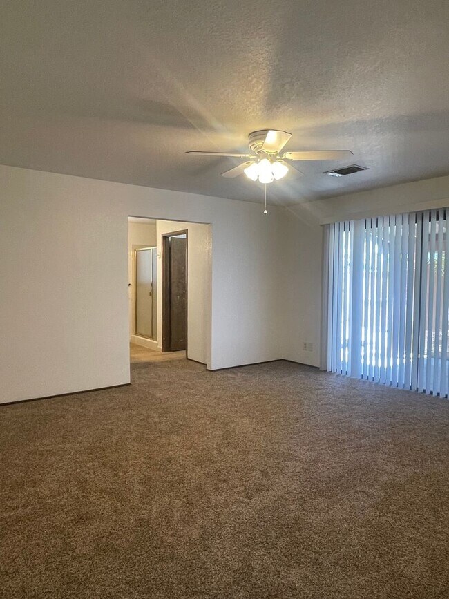Building Photo - SPACIOUS 3 BED 2 BATH WITH A FAMILY ROOM A...