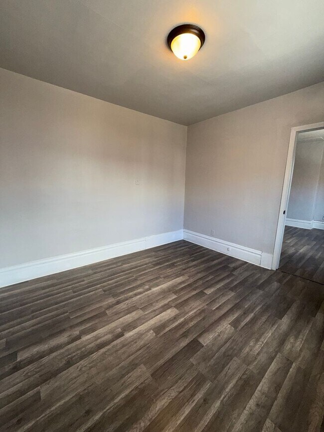 Building Photo - 826 Collins St