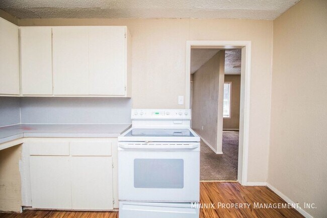 Building Photo - 300 E Lynn St