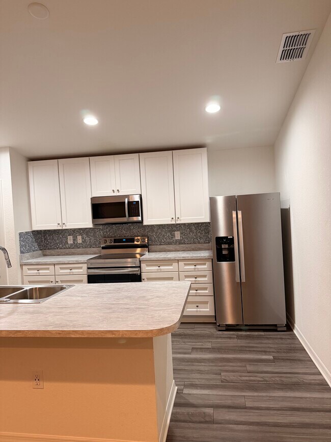 Building Photo - 281 Arbuthnot St