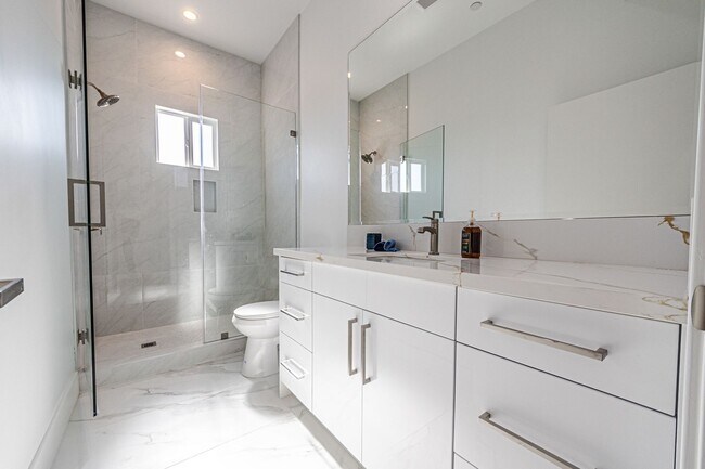 Building Photo - 4445 1/2 Auckland Ave