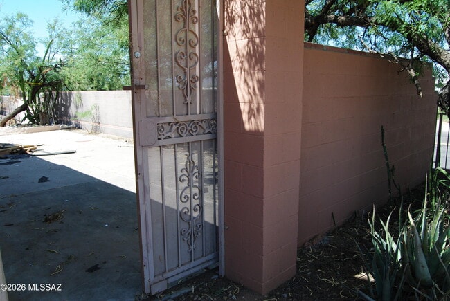 Building Photo - 859 W Kelso St