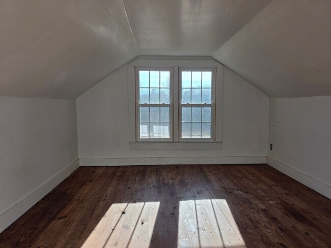 Building Photo - Charming 2 Bedroom, 1 Bath Home in Peaceful Siloam Setting