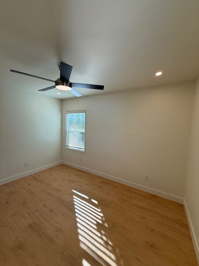 Building Photo - CHARMING REMODELED 3 BEDROOM / 2 BATH HOME