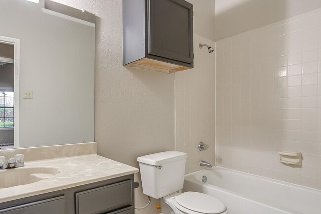 Building Photo - One Side of Very Nice Duplex S Arlington- ...