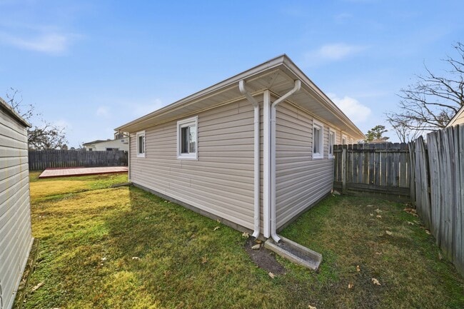 Building Photo - Spacious 4 bedroom/2 Bath Ranch Style Home