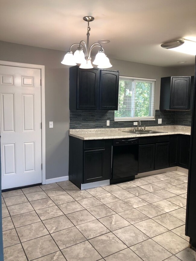 Building Photo - 3 Bedroom 1 Bath Beautifully Updated Home in Florissant, MO.