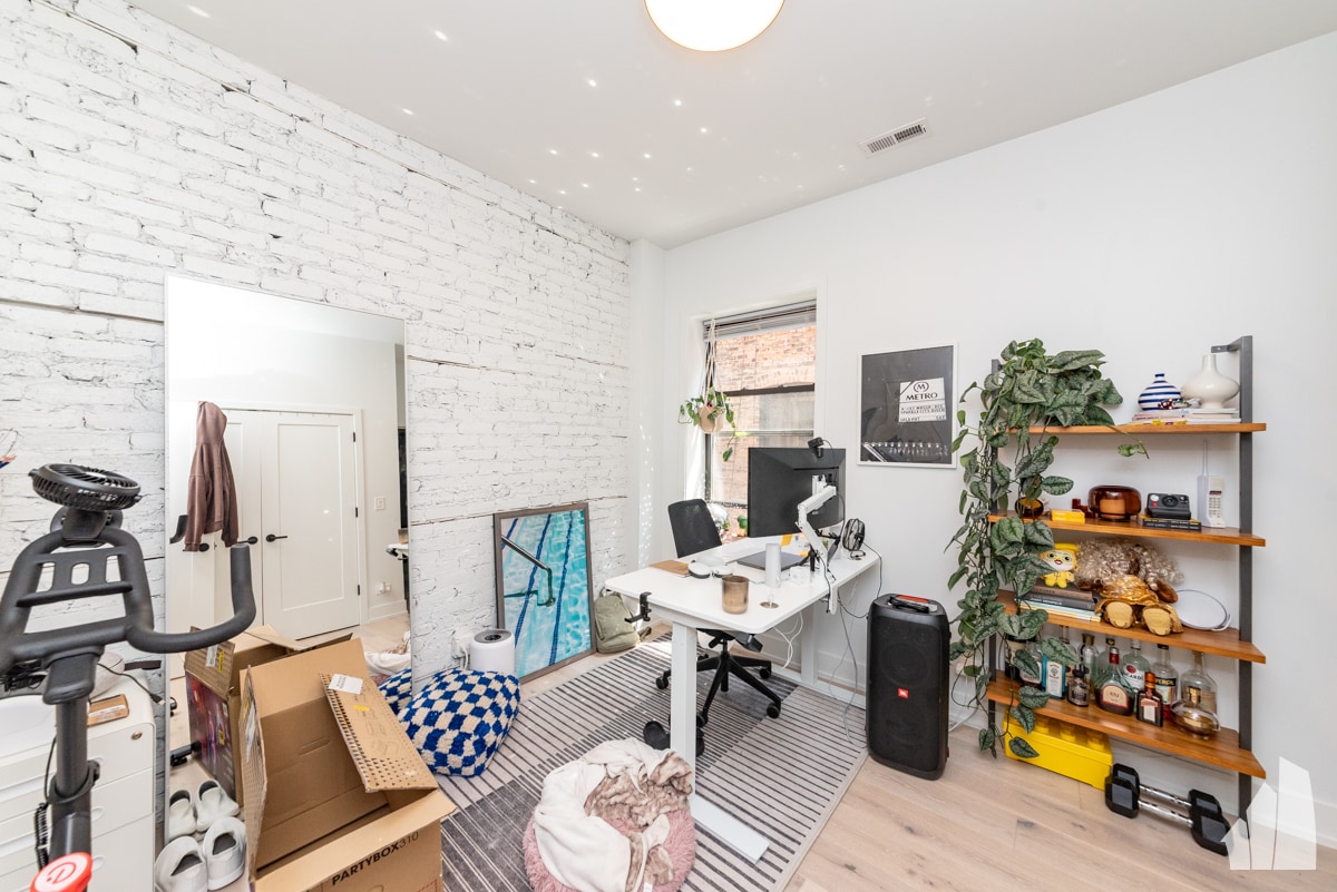 Building Photo - 1334 W Bryn Mawr Ave