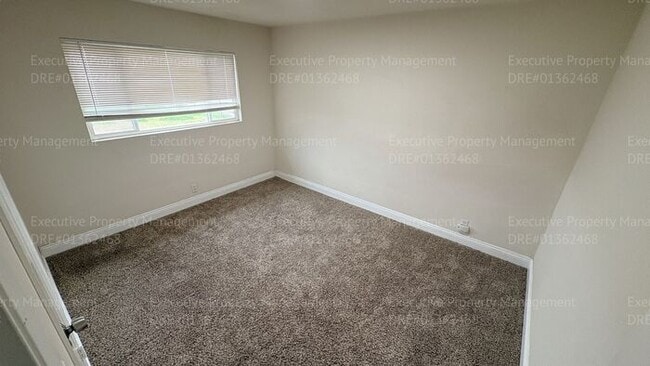 Building Photo - 2 bedroom 1 bathroom house located off the main street Oildale Dr.