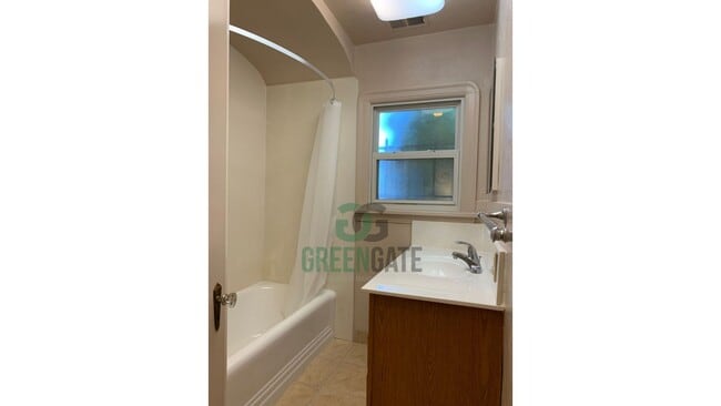 Building Photo - Charming 2 Bedroom Home Available Near Dow...