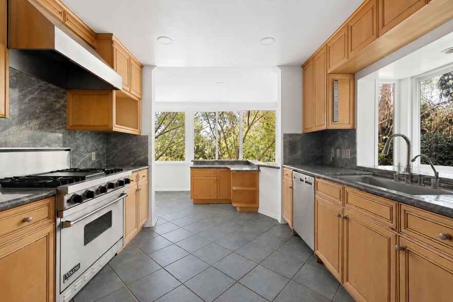 Building Photo - 9149 Hillsboro Dr