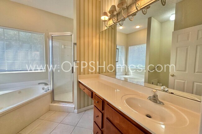 Building Photo - 4534 Parkwood Ln E