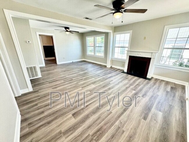 Building Photo - 313 S Boon Ave