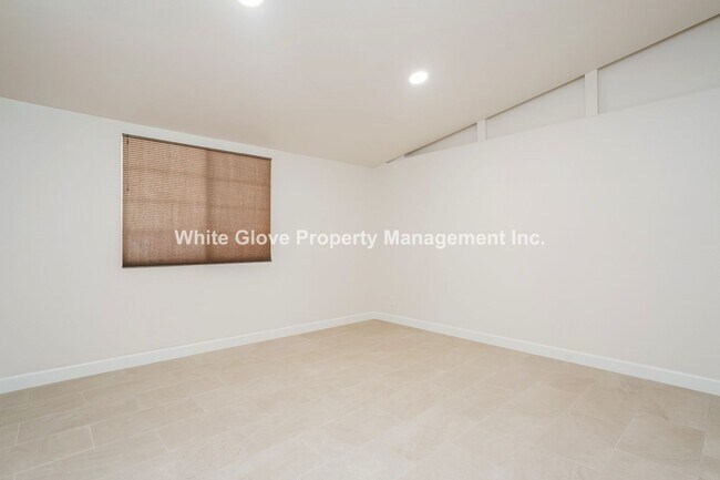 Building Photo - Spacious 4-Bed, 2-Bath Home with Large Backyard