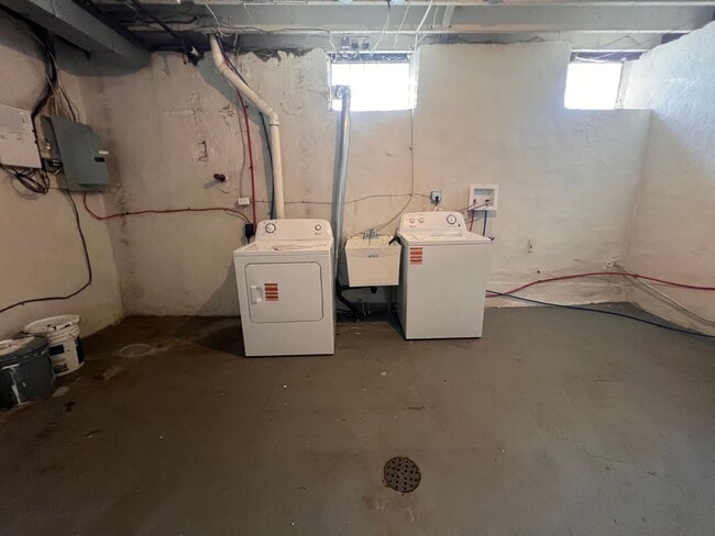 Building Photo - Pittsburgh - 6 Bedroom 1.5 Bathroom - For rent