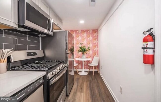 Building Photo - 756 19th St NE