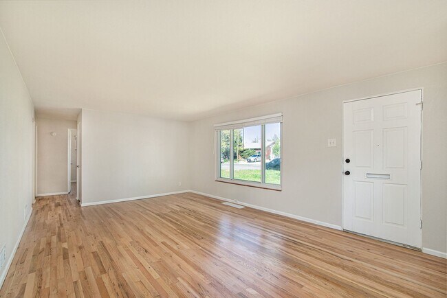 Building Photo - Beautifully remodelled 4 Bedroom home - Sh...