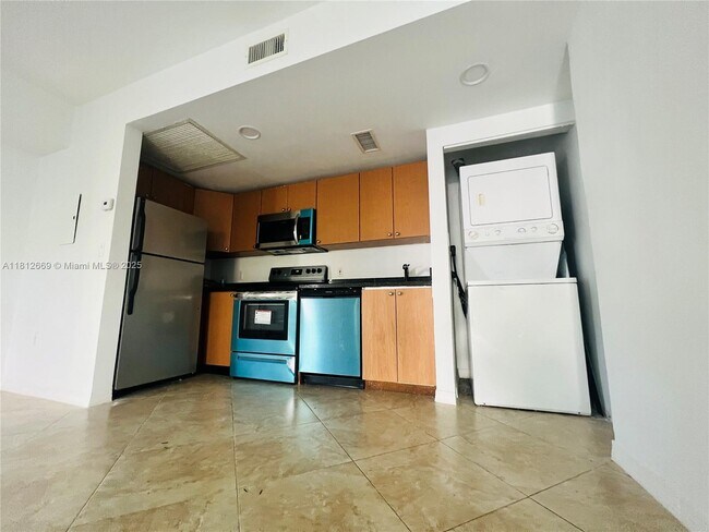 Building Photo - 946 Bay Dr