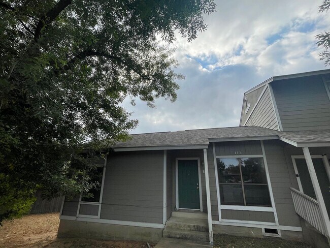 Building Photo - Cosy 2-1 1/2 with a great yard!