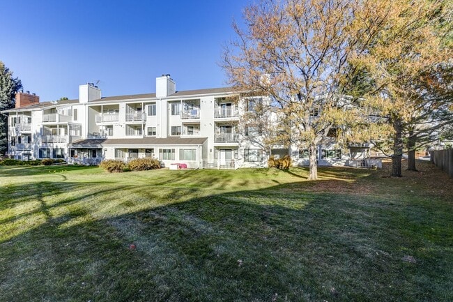 Building Photo - 2 Bedroom 2 Bath End Unit Condo with covered parking!