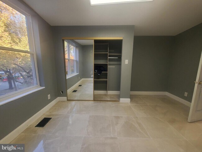 Building Photo - 620 Rodman St